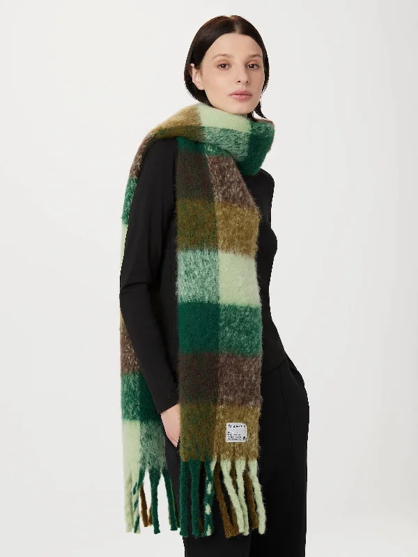 The Check Fuzzy Scarf in Bottle Green Youthful Women's Pop